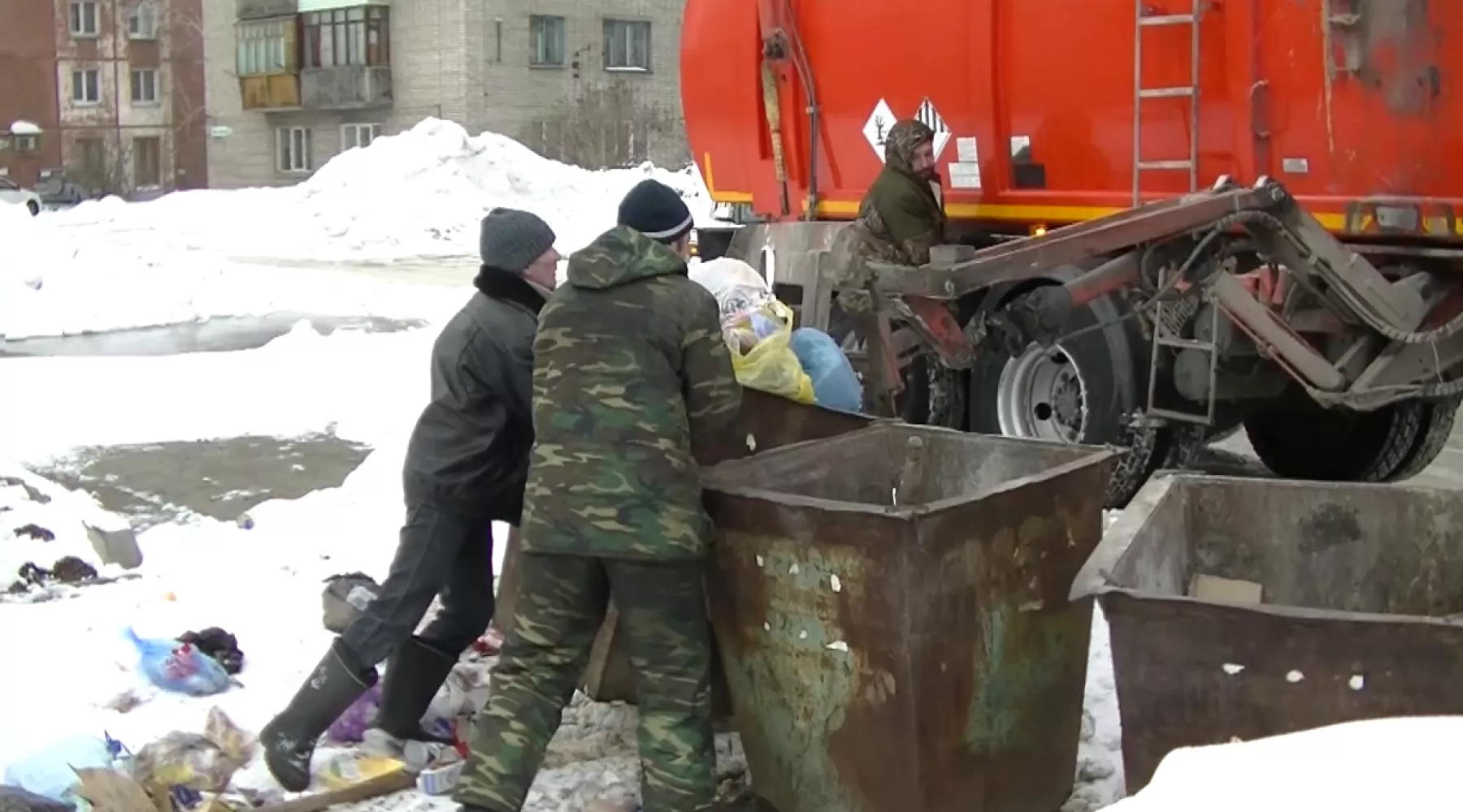 Ни подъехать, ни подойти: почему в Бийске срываются графики вывоза мусора 