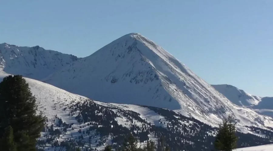 Гора Альбаган словно пирамида ослепляет туристов снегами и льдом