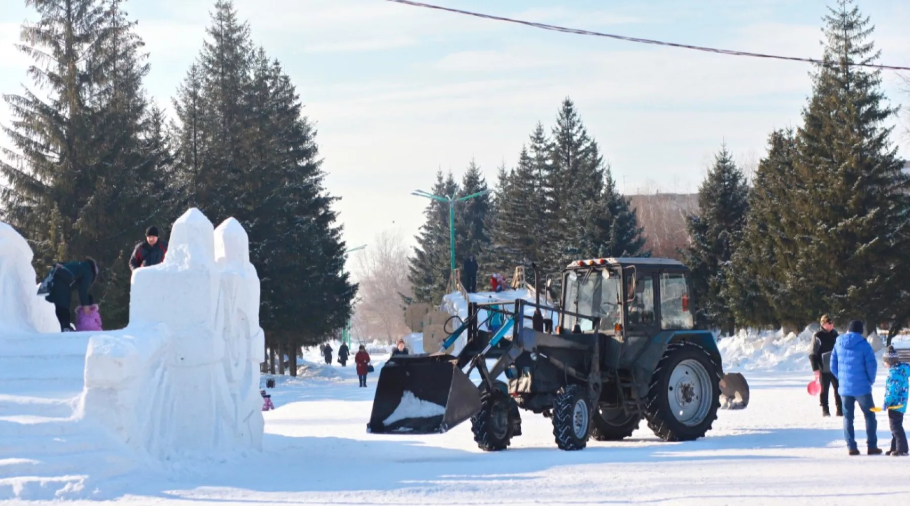Прощай зима: на Петровском бульваре разбирают снежный городок