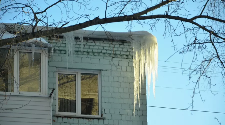 Бийские УК обязали очистить крыши многоэтажек от снега и сосулек 