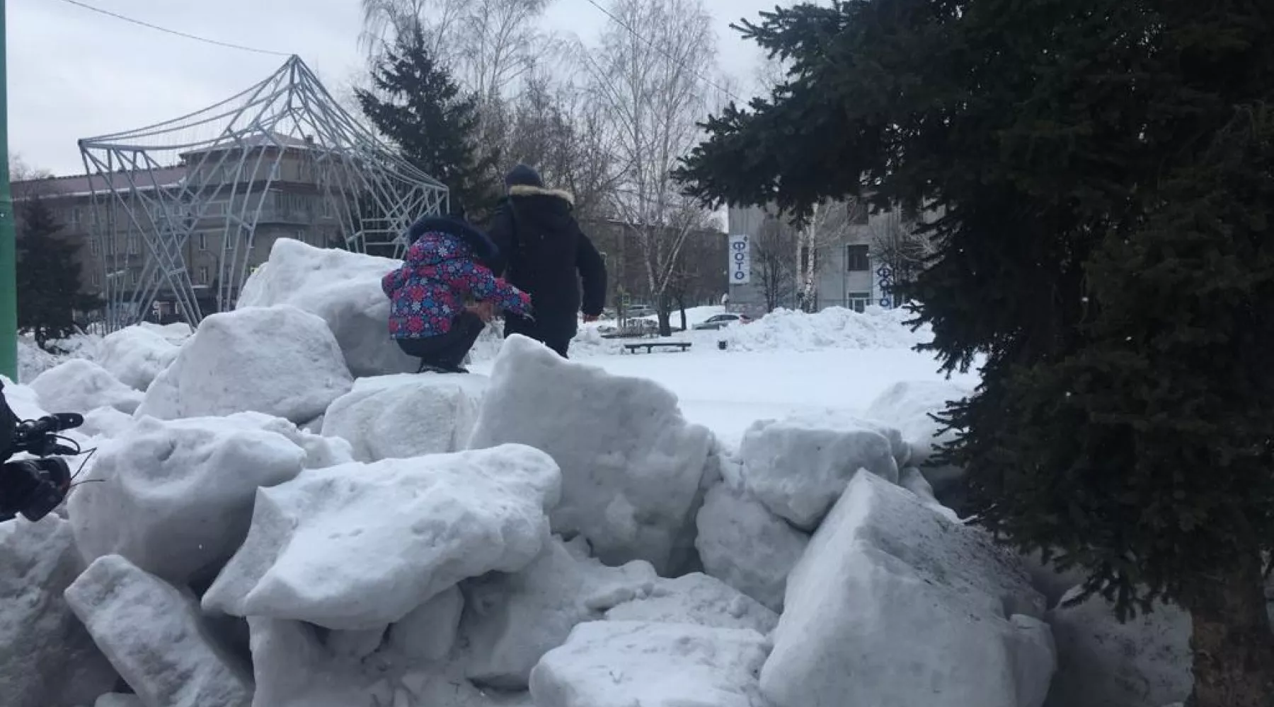 Все в одну кучу: коммунальщики при разборе городков «прихватили лишнее»