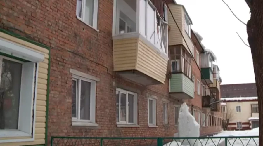 В Бийске едва не пострадал ребенок, когда на балкон обрушилась глыба льда
