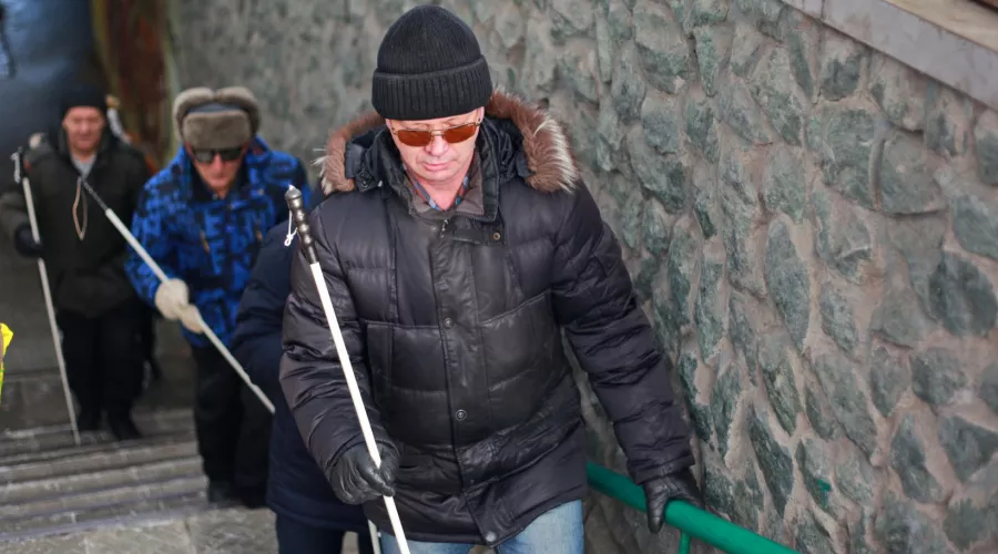 В Бийске почти не видно инвалидов, потому что им трудно выйти даже из дома