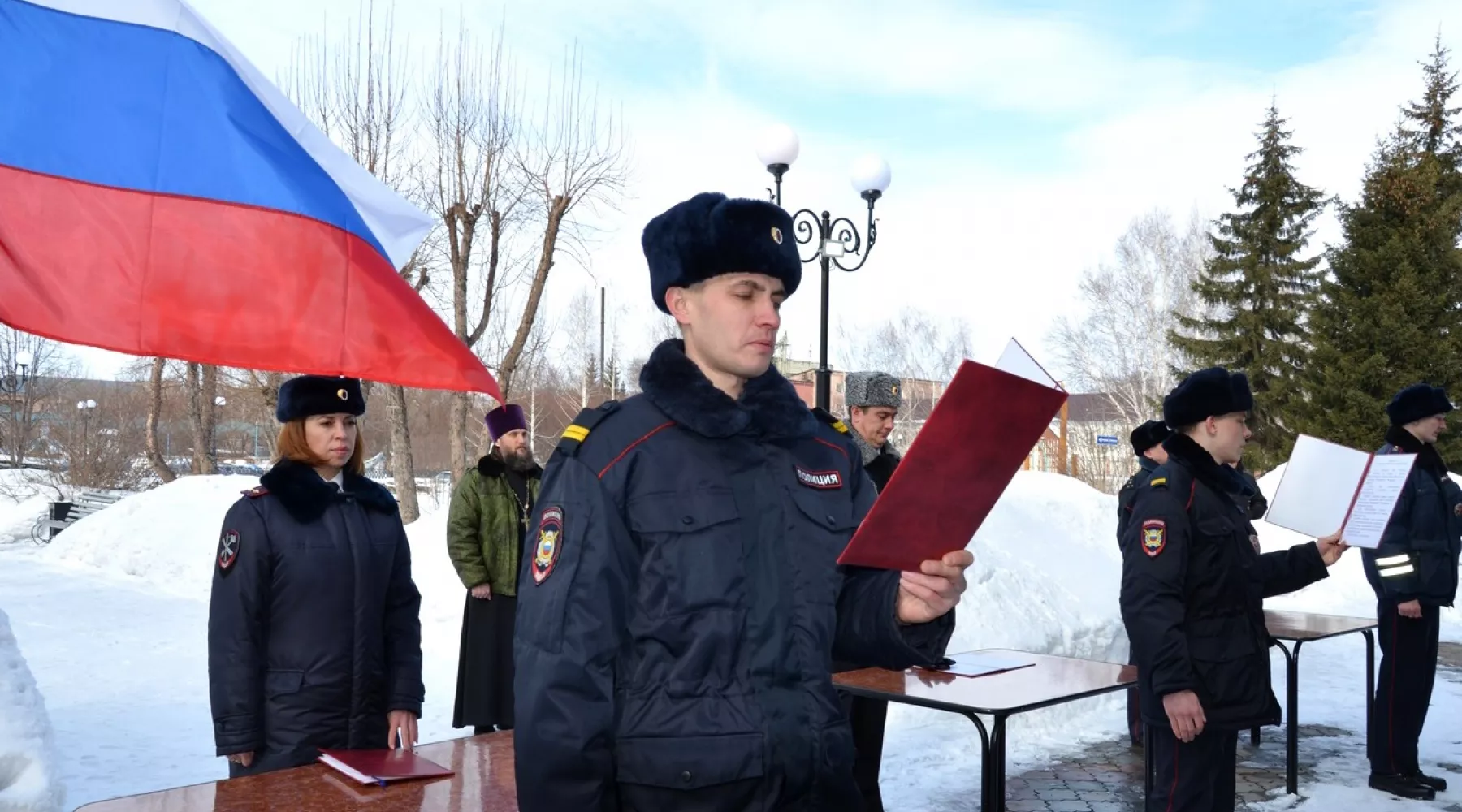 В Бийске молодые полицейские приняли присягу на верность служебному долгу