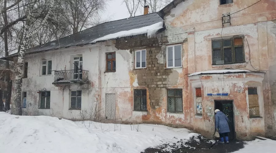 На аварийном жилом доме в Барнауле рухнула крыша 