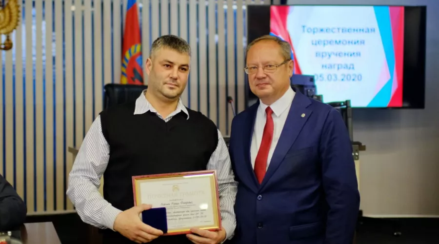 Бийчанина, помогавшего спасать людей после взрыва газа, наградил мэр города 
