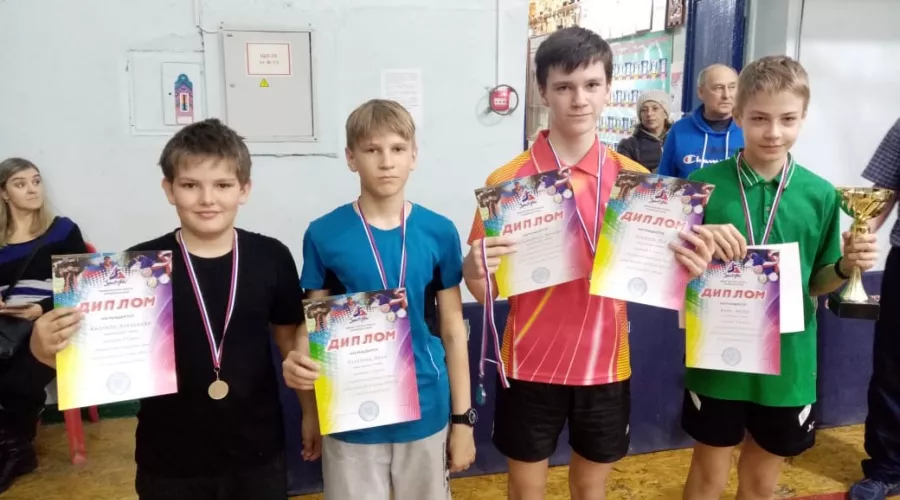 Команда бийских теннисистов завоевала золото на первенстве Алтайского края