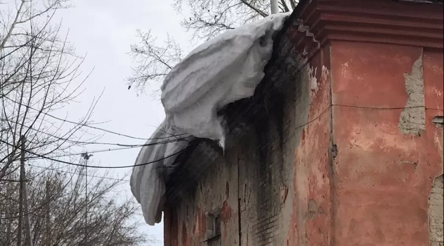 Мокрый снег своей тяжестью может обрушить аварийный жилой дом в Барнауле 