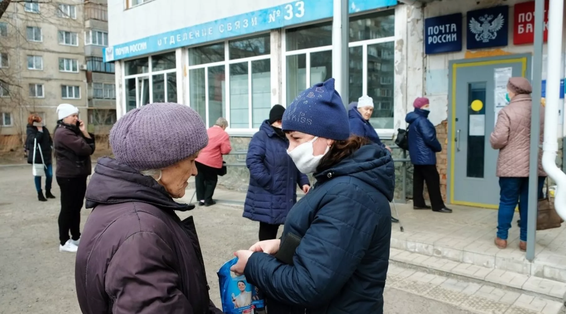 Бийские пенсионеры не вняли советам перейти в онлайн для оплаты ЖКХ