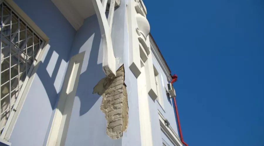 И года не простоял: Ассановский особняк в Бийске начал осыпаться после ремонта