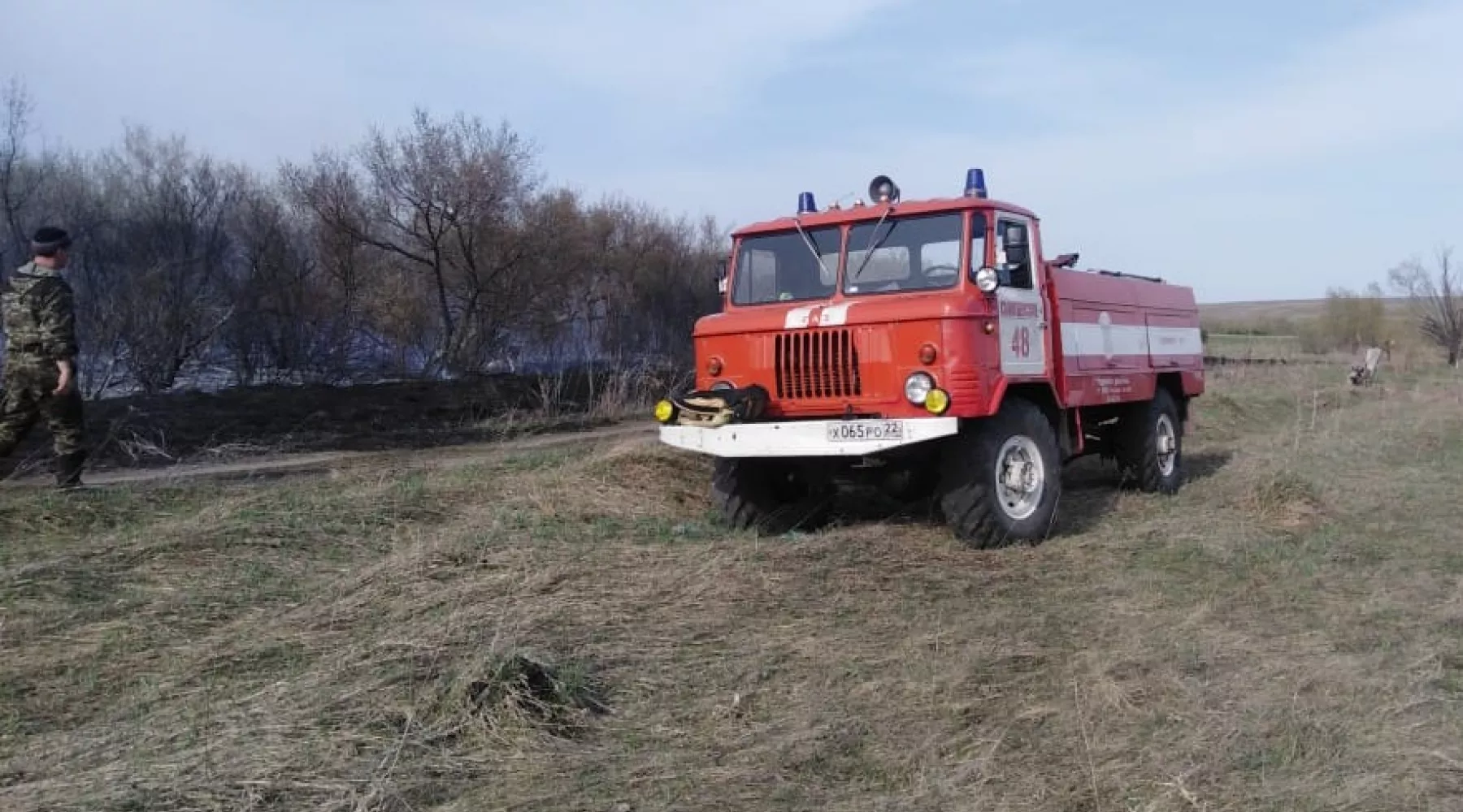 Сильный ландшафтный пожар произошел в Смоленском районе