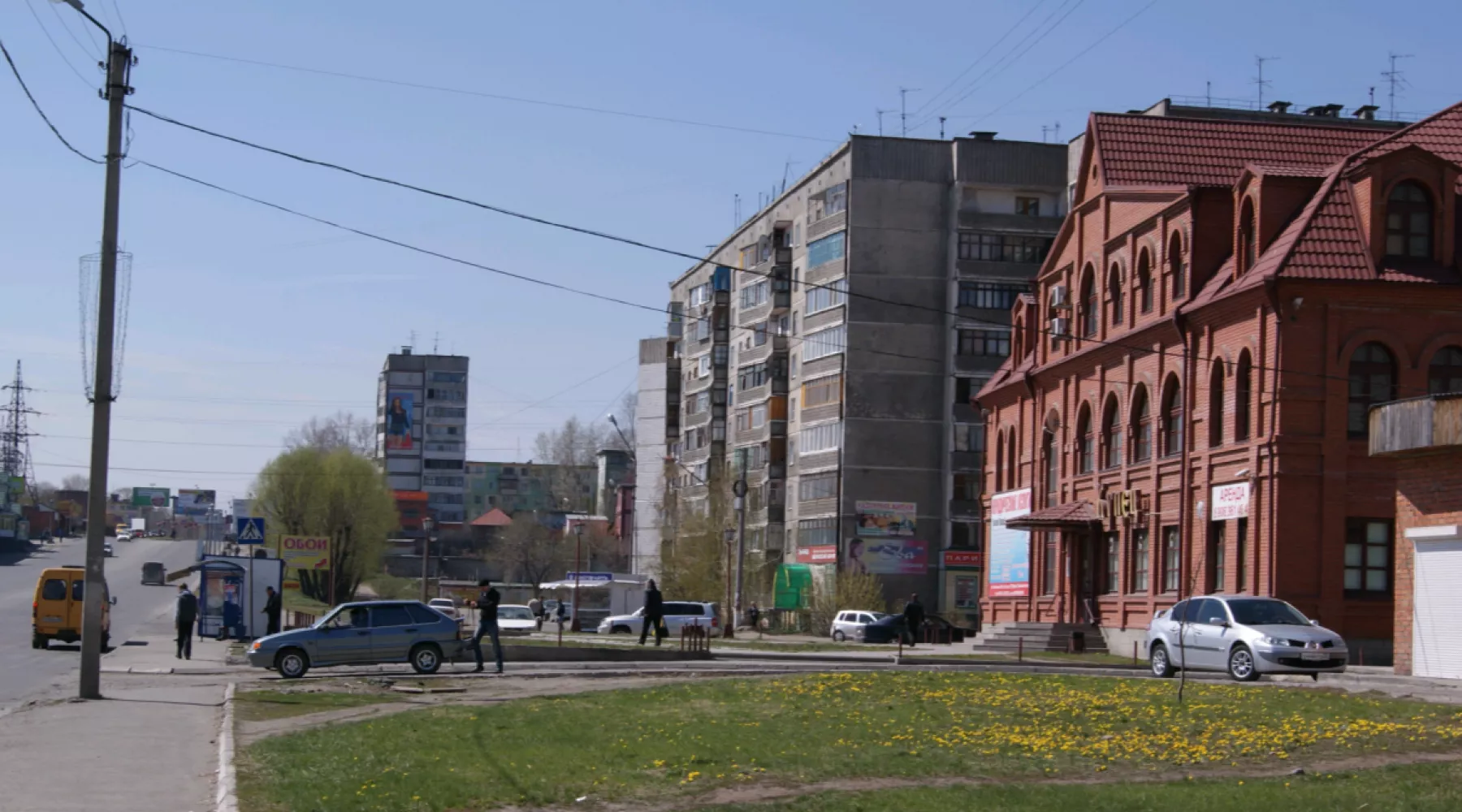 В Бийске выясняли, могут ли жильцы дома проходить к себе по частному проезду