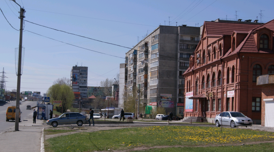 Точное в бийске. Город Бийск Трест. Зеленка Бийск. На зеленке здание Бийск. Бийск 2000 год.