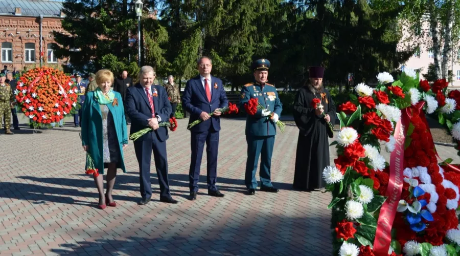 В Барнауле и Бийске возложили цветы к Мемориалам Славы 
