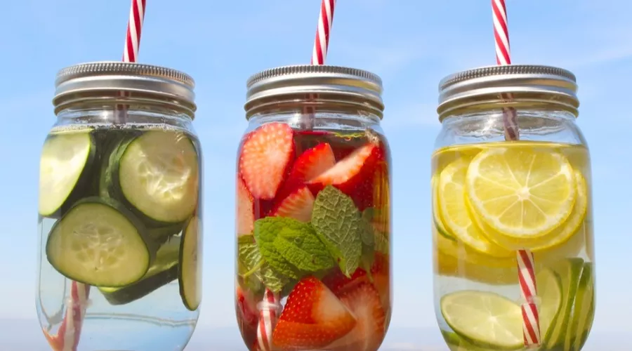 Водный баланс: рецепты освежающих напитков, которые спасут от жары 