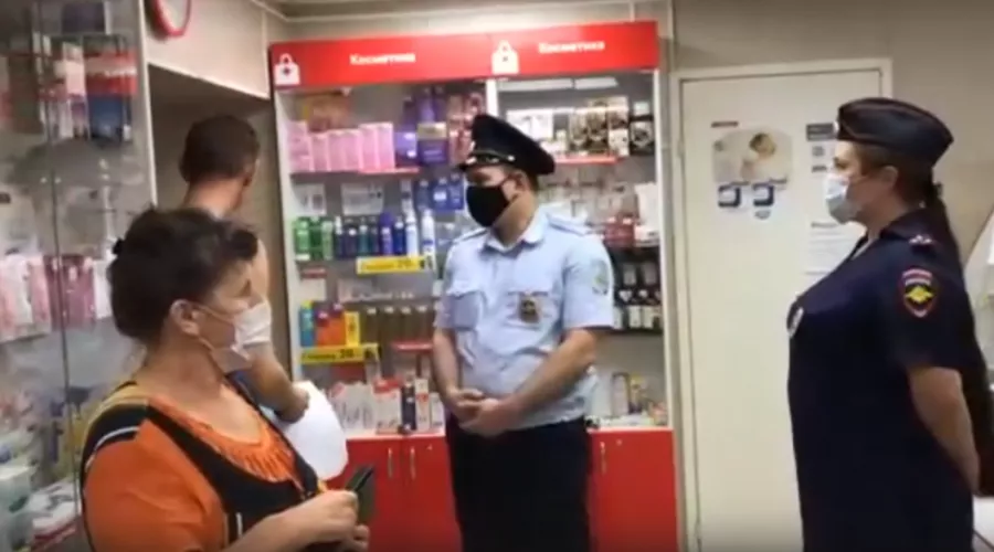 Соблюдение масочного режима в аптеках и магазинах проверяют полицейские в Бийске