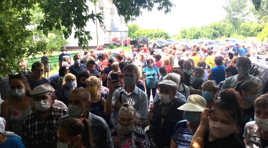 Вся деревня на ушах: толпа протестующих собралась у больницы в селе Первомайском
