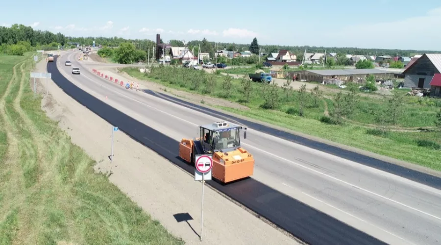 На въезде в Барнаул федеральные дорожники строят тротуары 