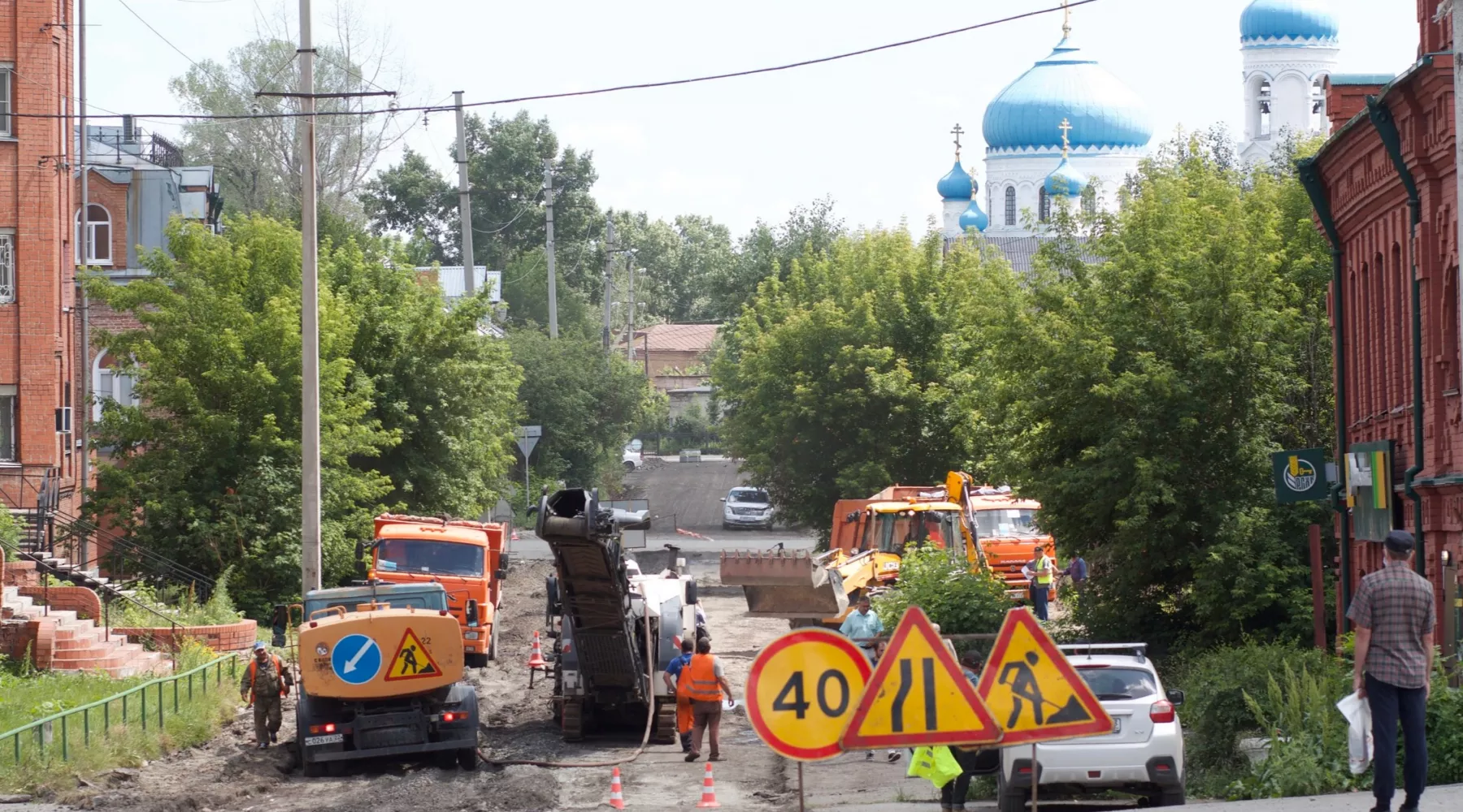 Во время ремонта дорожники обнаружили в Бийске участок старинной брусчатки 