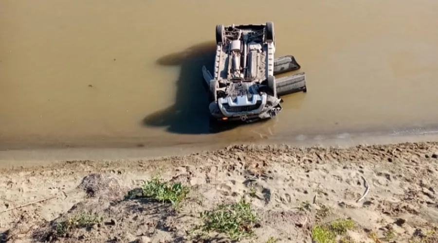Упавшая близ Бийска в Обь машина оказалась в речной воде вверх колесами