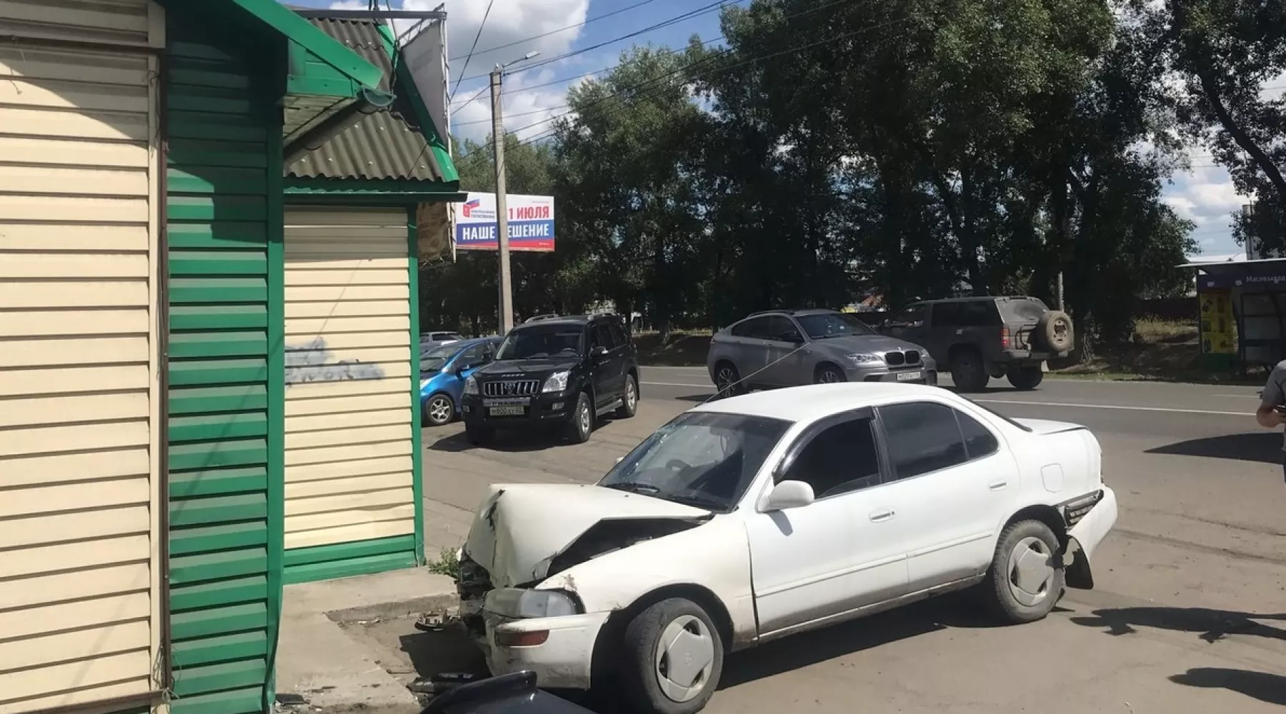 В Бийске пьяный водитель врезался в магазин запчастей для иномарок