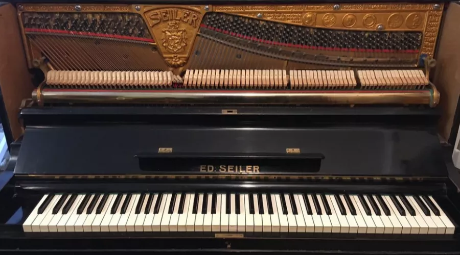 В Бийске продают немецкое пианино по цене отечественного авто