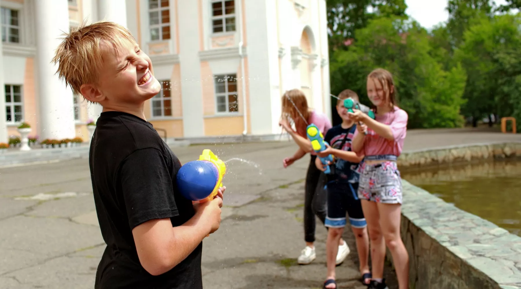 Непогода - не проблема: на Ивана Купала дети в Бийске обливаются даже в дождь