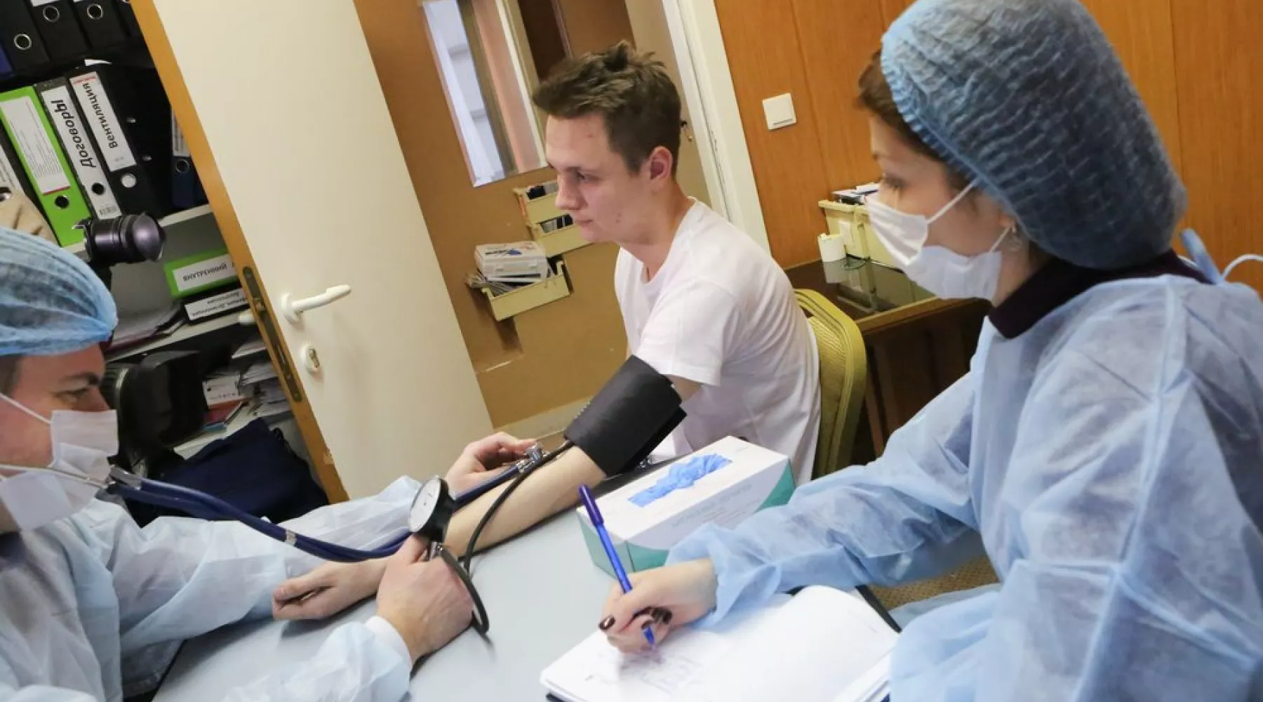 11 алтайских студентов заразились вирусом на сельхозработах, один скончался