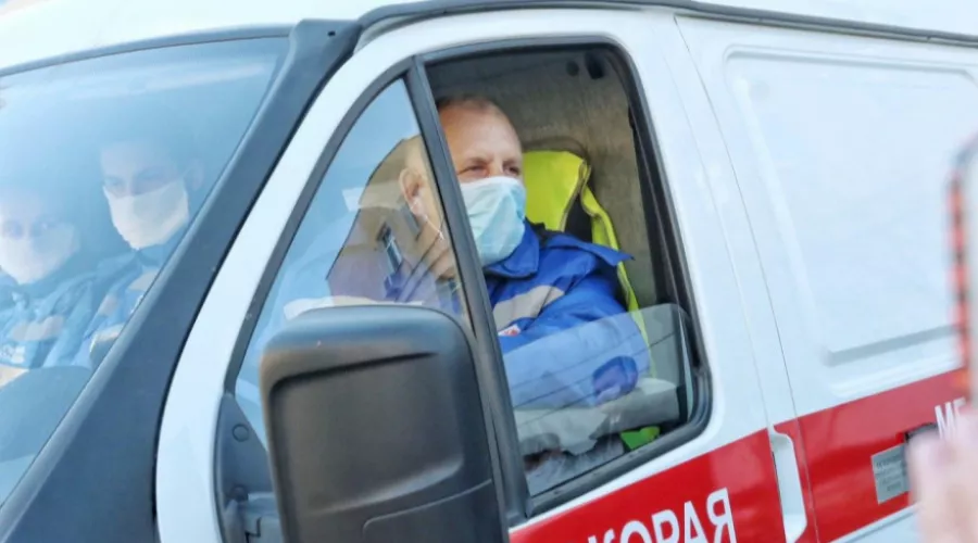 Водитель скорой помощи на Алтае две недели ждет результаты теста на ковид