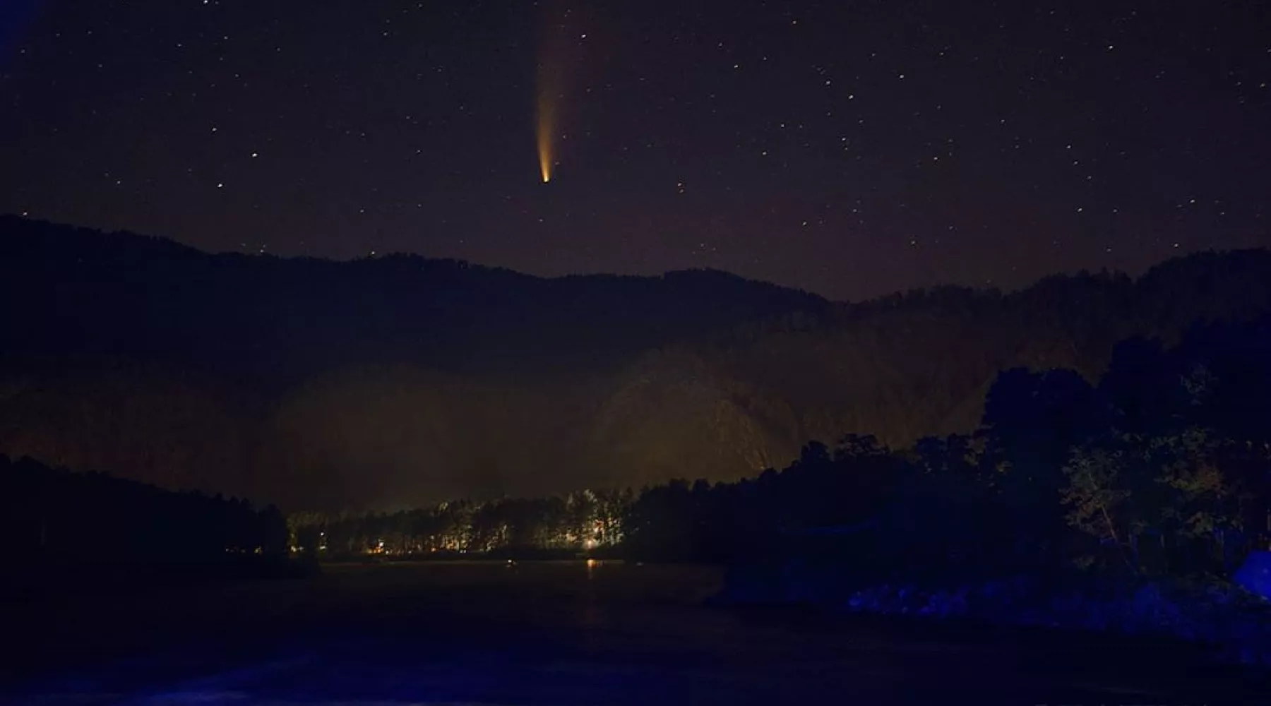 Фотограф поделилась невероятными снимками полета кометы над горами Алтая