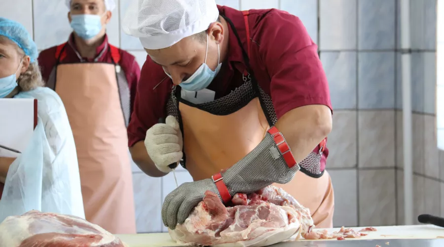 Настоящий мужчина: в Бийске прошел конкурс обвальщиков мяса