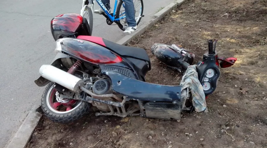 Несовершеннолетний мотоциклист в Бийске столкнулся с микроавтобусом