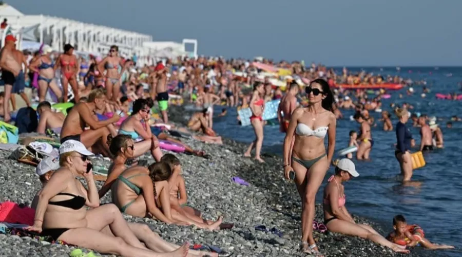 Борщ из туристов: толпы отдыхающих на пляжах в Сочи поражают местных жителей
