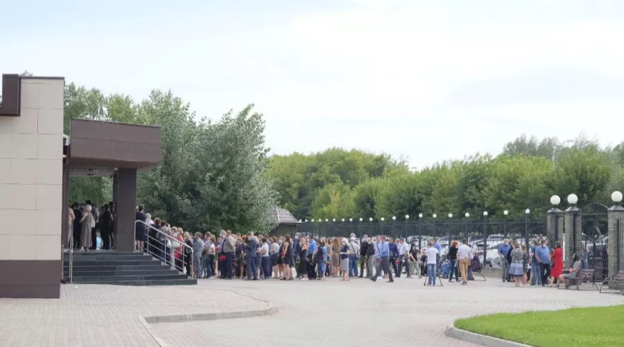 Похороны семьи Кременских, погибших на алтайской турбазе, проходят в Барнауле 
