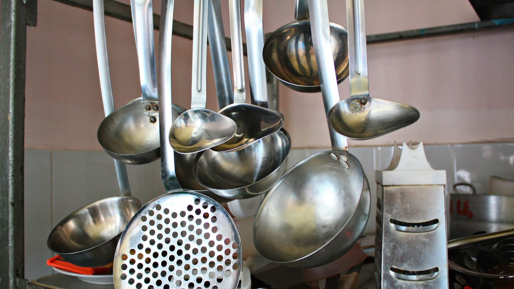 На продажу было выставлено все имущество комбината.