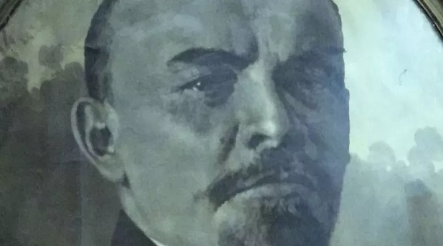 Почти столетнего Ленина в бронзовой раме продают в Бийске