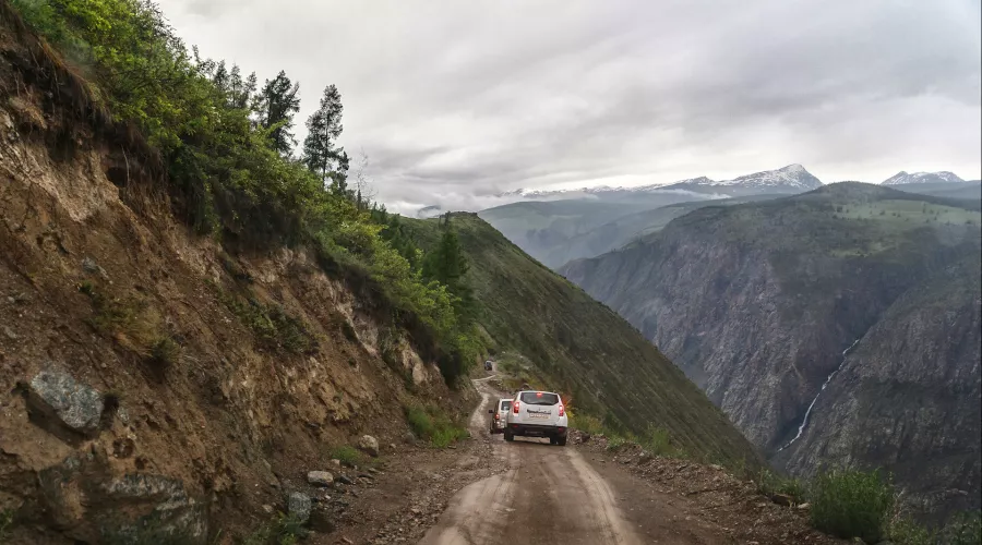 На опасном перевале Кату-Ярык собралась пробка из автомобилей туристов