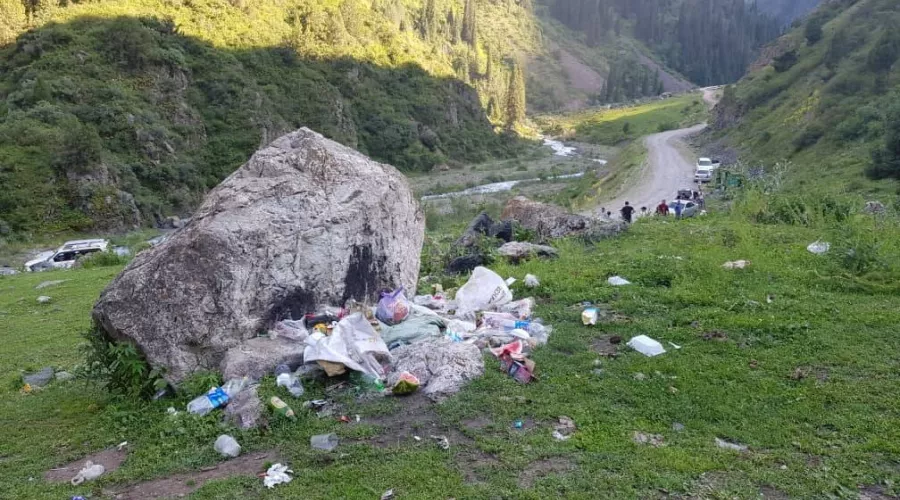 Экологическая катастрофа: туристы шокированы свалками мусора в горах Алтая