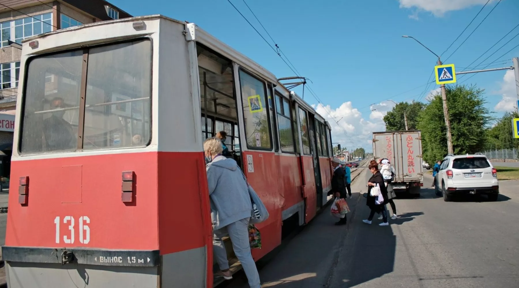 Трамвайная остановка.