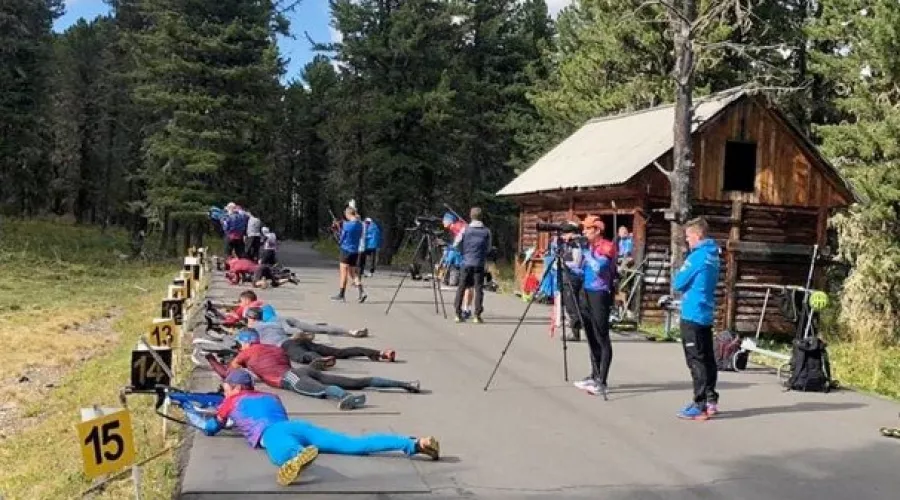 Спустя десять лет: сборная России по биатлону тренируется на Алтае