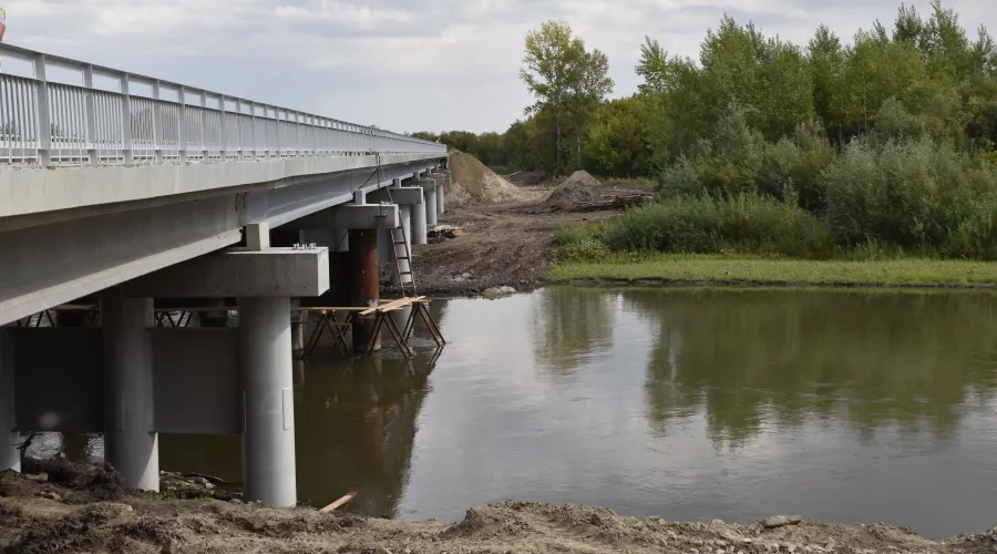 Завершается строительство уникального моста в Смоленском районе