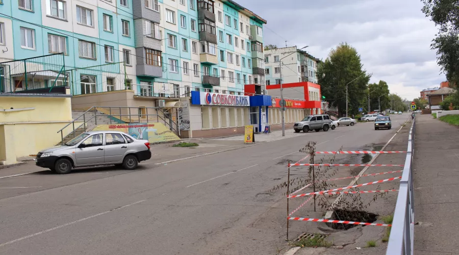 Фото дня: на месте тротуара у гимназии №11 в Бийске образовался провал