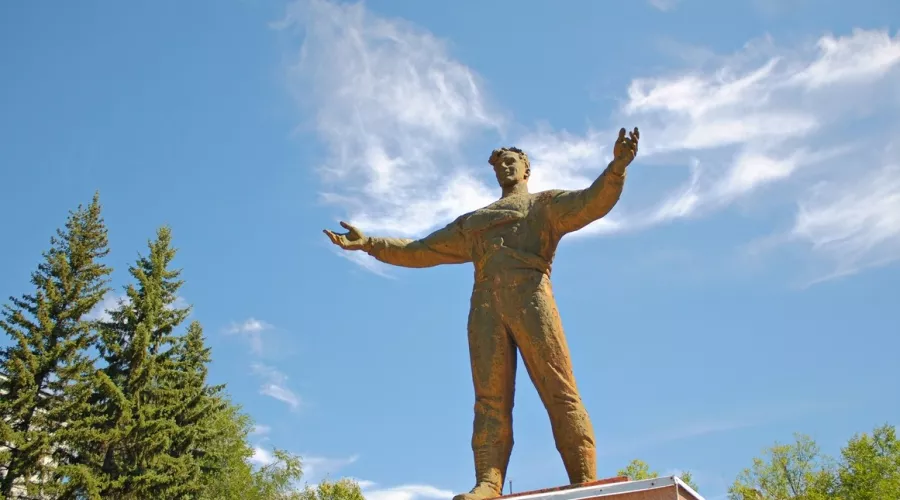 Памятник Герману Титову на квартале АБ в Бийске