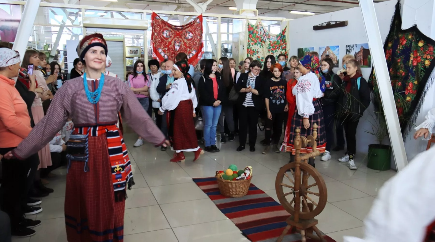 Обряд, наряд и старомодный приговор: в Бийске открылась выставка народной куклы