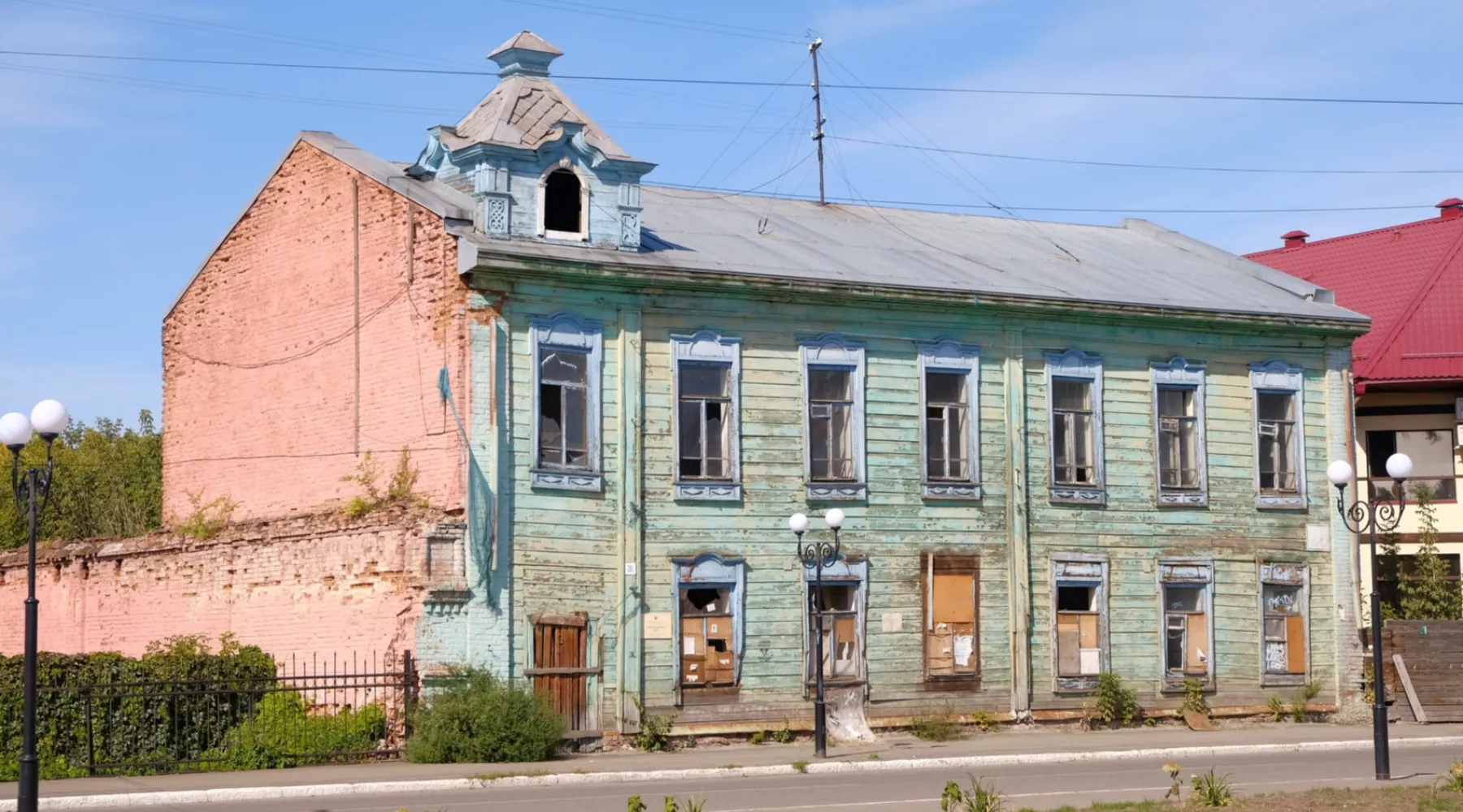 В центре Бийска могут продать старинный особняк, который собирались снести