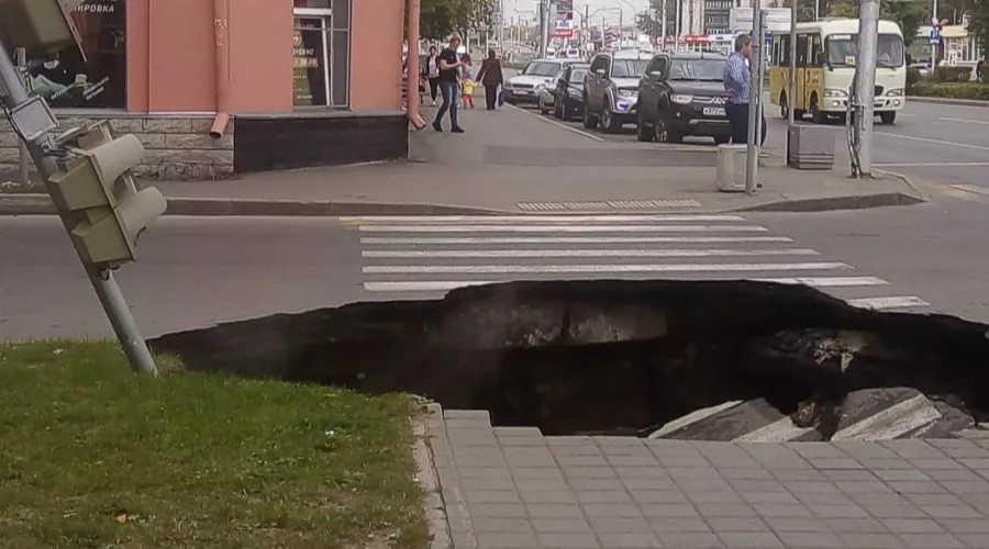 Гигантская дыра: в центре Барнаула на пешеходном переходе провалился асфальт