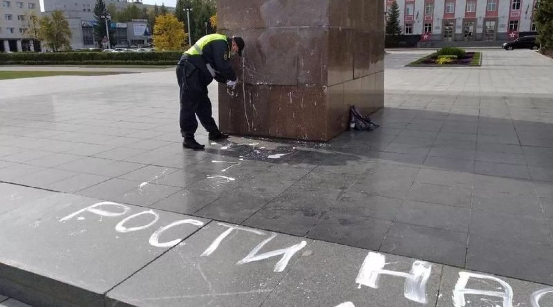 В Барнауле женщина написала матерное слово на памятнике у здания правительства