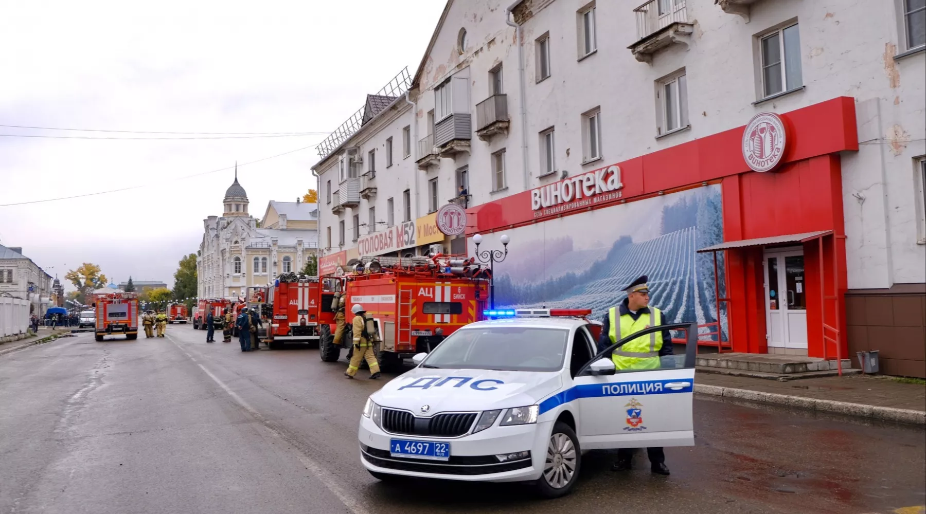 Пожарные «спасают» зрителей из «горящего» здания Бийского драмтеатра