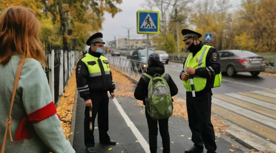 В Бийске сотрудники ГИБДД проверяли безопасность детей на дорогах города 