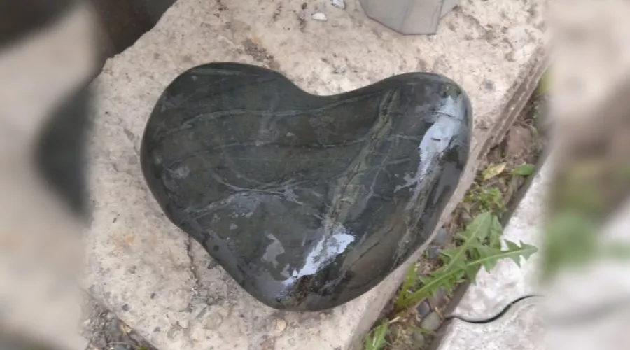 Бийчанин продает бывший в употреблении романтический камень